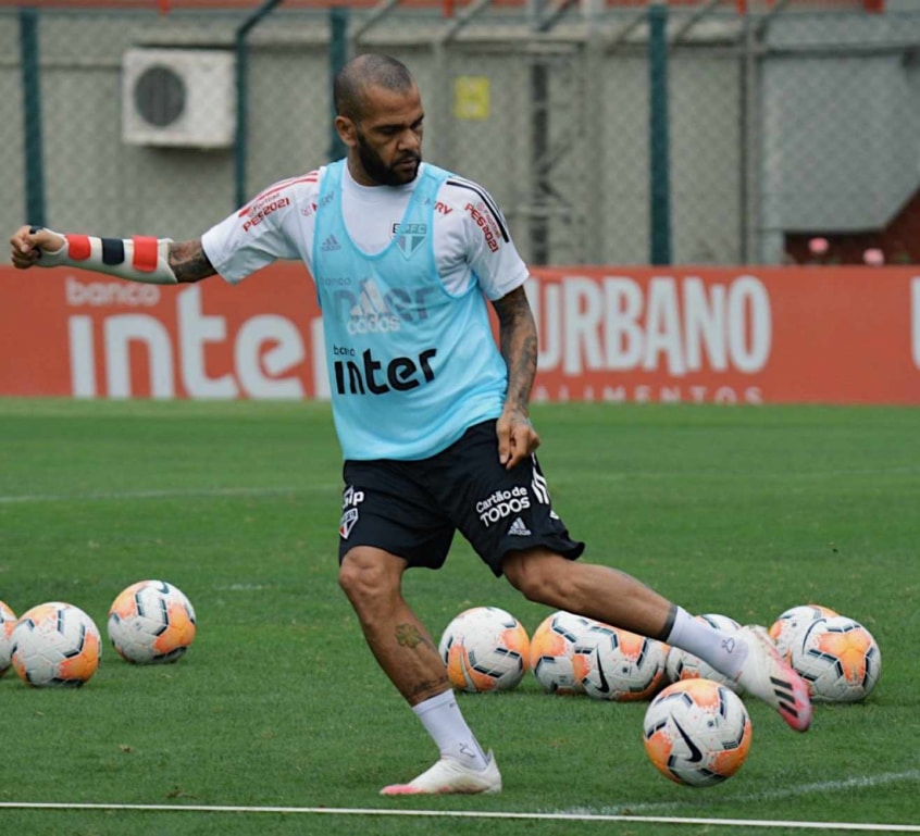 daniel-alves-tem-interesse-em-deixar-o-sao-paulo-afirma-site-Futebol-Latino-21-09