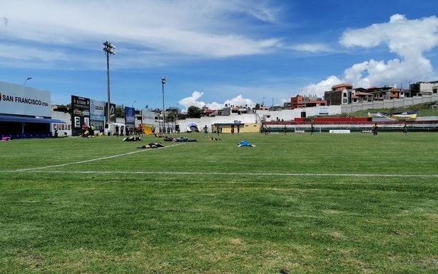 jogo-no-equador-precisou-ser-paralisado-por-motivo-bizarro-Futebol-Latino-17-09
