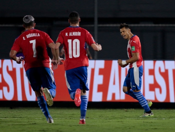 Paraguai-Peru-2-Eliminatorias-Futebol-Latino-08-10