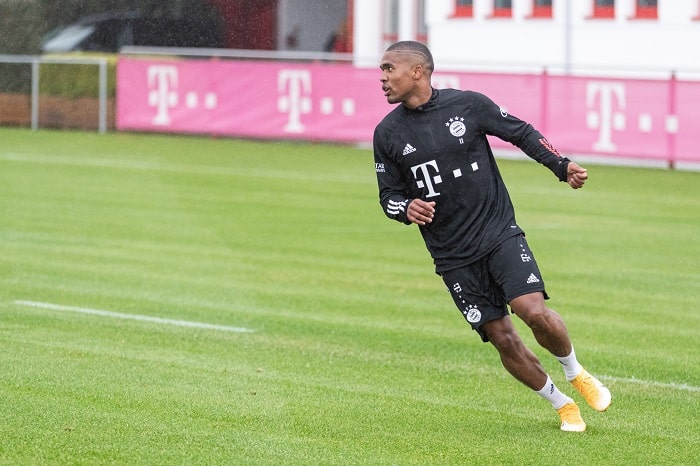 douglas-costa-foge-de-polemica-em-apresentacao-no-bayern-de-munique-Futebol-Latino-13-10