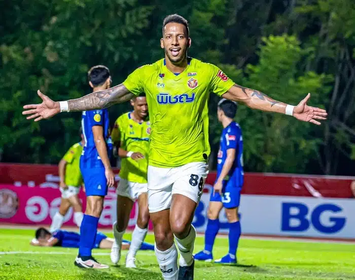 ex-parana-e-bragantino-tiago-chulapa-comemora-lideranca-invicta-asia-Futebol-Latino-22-10