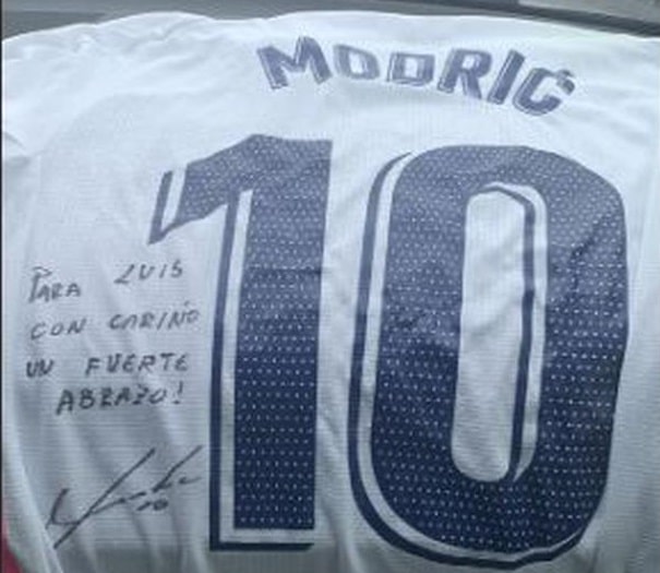 advincula-mostra-com-orgulho-presente-de-jogador-do-real-madrid-Futebol-Latino-05-11