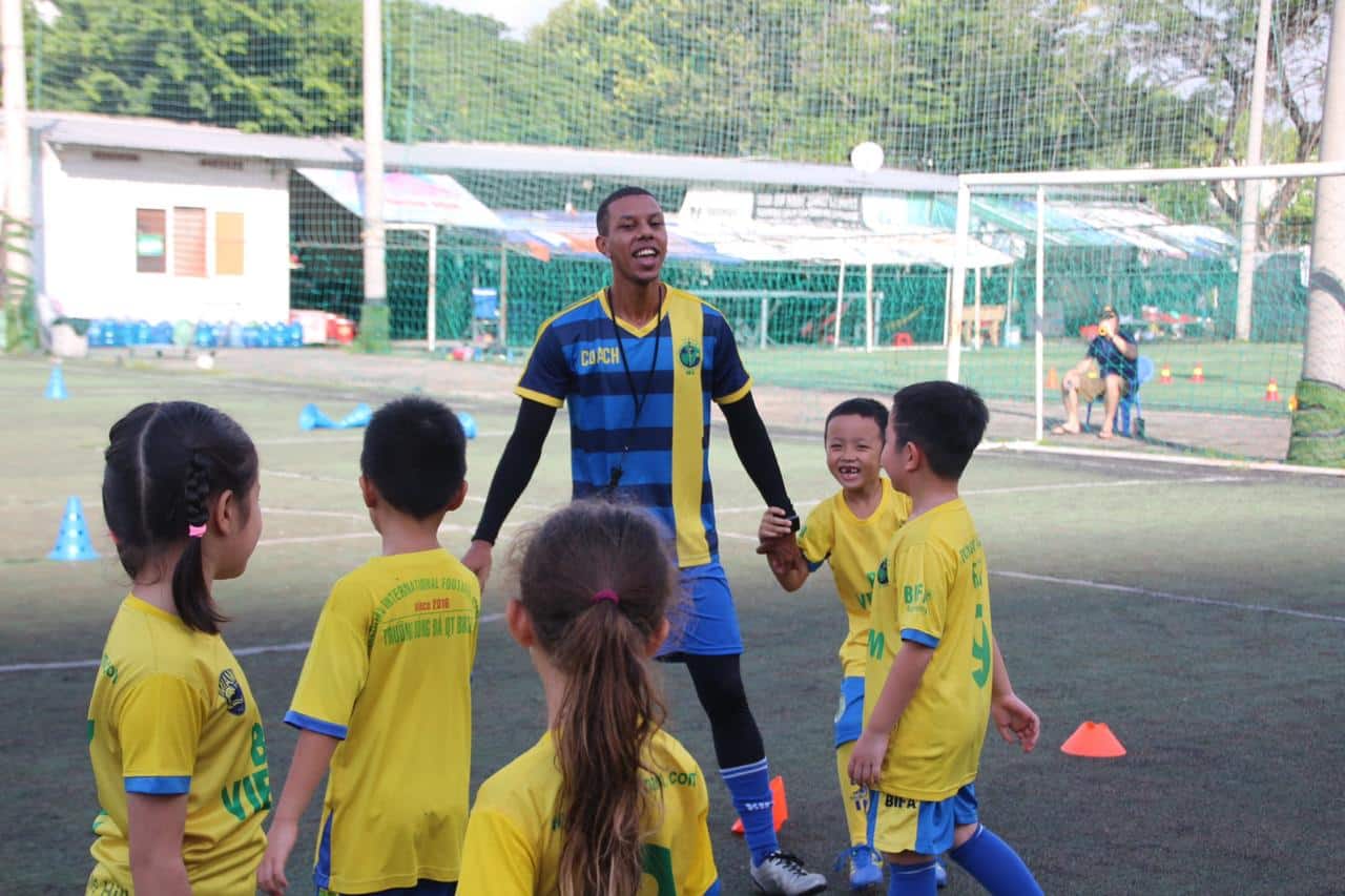 brasileiro-radicado-na-asia-monta-centro-de-esportes-para-criancas-Futebol-Latino-23-12