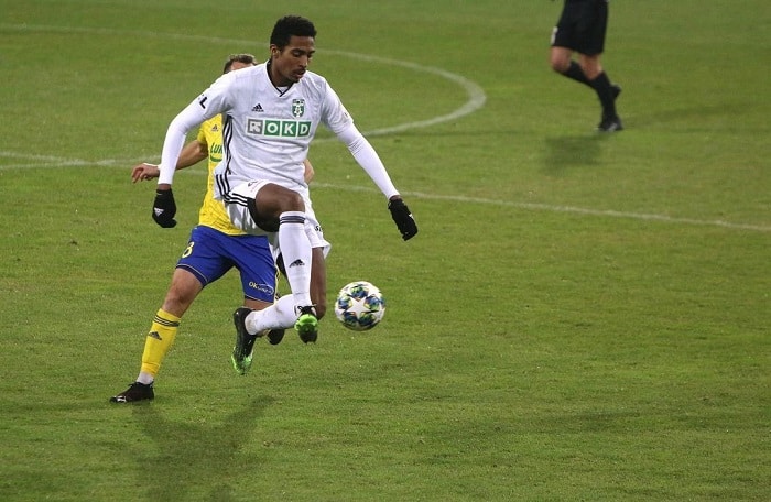 ex-flu-e-eleito-o-melhor-defensor-da-temporada-em-campeonato-tcheco-Futebol-Latino-07-01