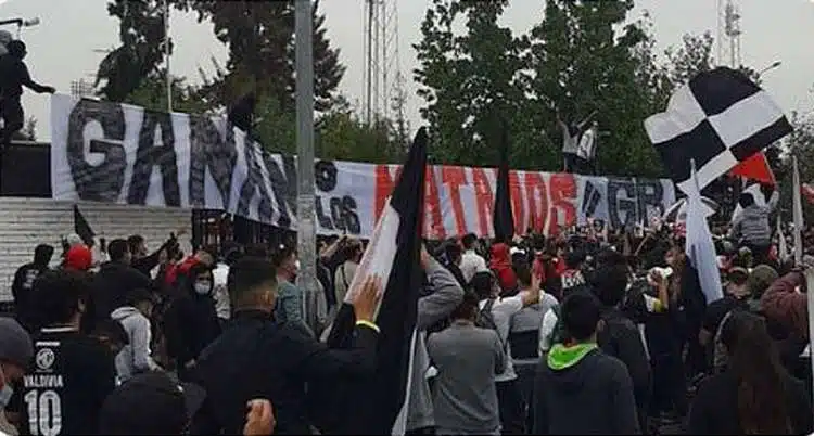 entre-apoio-e-ameaca-de-morte-colo-colo-parte-para-jogo-contra-a-degola-Futebol-Latino-16-02
