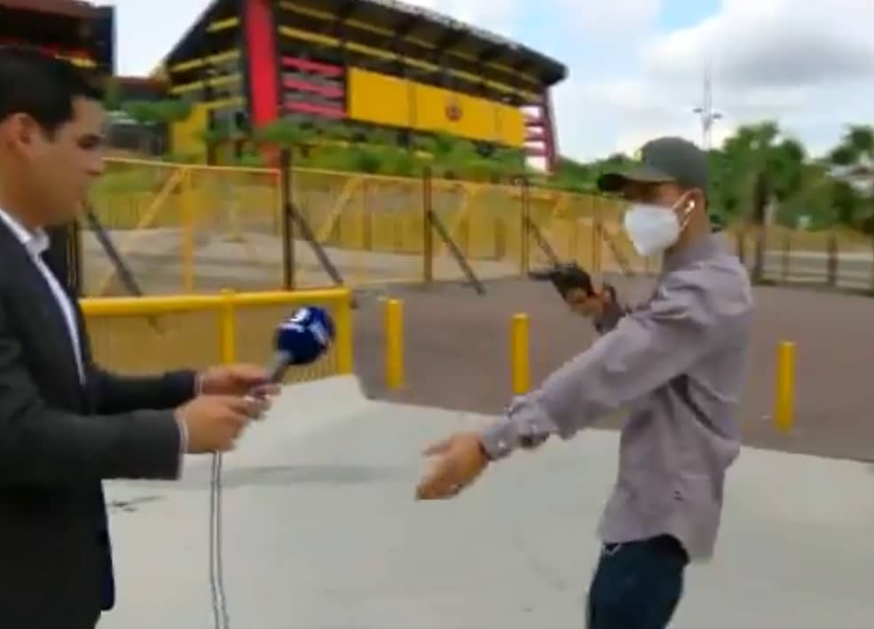 jornalista-no-equador-e-assaltado-em-gravacao-na-porta-de-estadio-Futebol-Latino-16-02