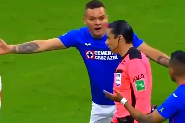 na-liga-mx-gol-e-evitado-por-corte-providencial-do-arbitro-Futebol-Latino-23-02