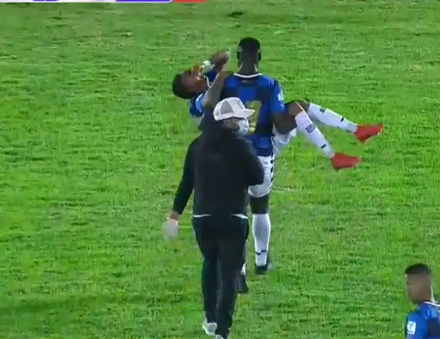 na-colombia-jogador-e-carregado-para-fora-de-campo-pelo-companheiro-Futebol-Latino-05-03