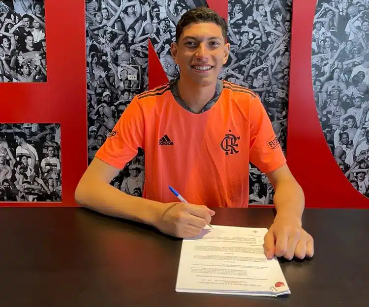 aos-15-anos-de-idade-goleiro-promissor-renova-contrato-com-o-flamengo-Futebol-Latino-20-05