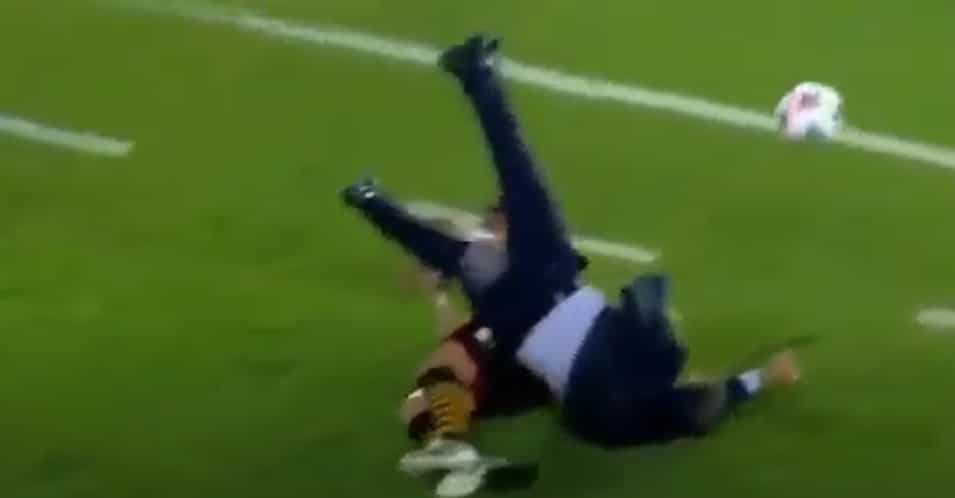 tecnico-do-boca-juniors-cai-diante-do-barcelona-literalmente-Futebol-Latino-Lance-1-04-05