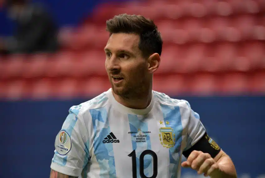 na-disputa-de-penaltis-messi-e-flagrado-provocando-yerry-mina-Futebol-Latino-07-07