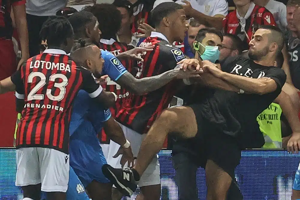 luan-peres-exibe-marca-de-agressao-sofrida-em-nice-x-olympique-capa-Futebol-Latino-23-08