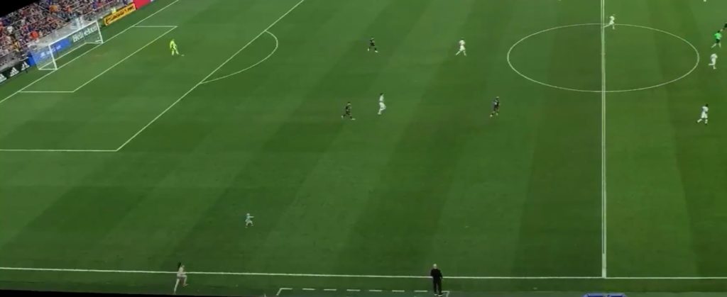 menino-de-dois-anos-invade-gramado-em-jogo-da-mls-Futebol-Latino-11-08