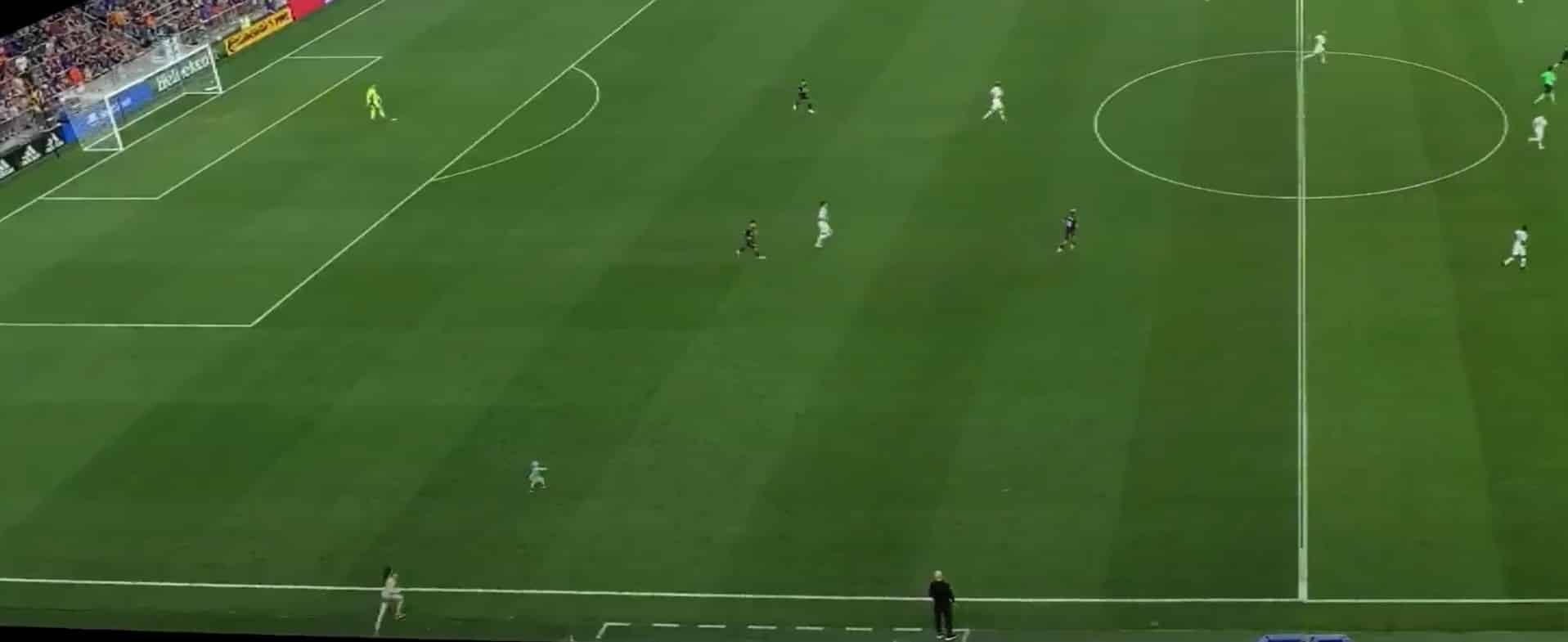 menino-de-dois-anos-invade-gramado-em-jogo-da-mls-Futebol-Latino-11-08