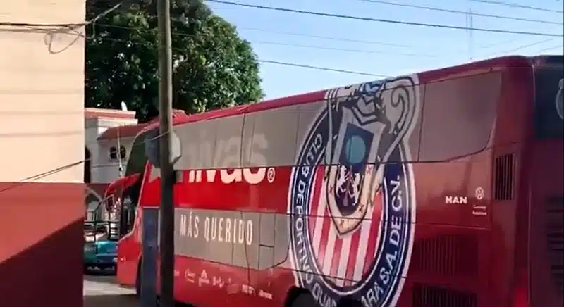 motorista-de-onibus-da-filial-do-chivas-causa-pequeno-acidente-futebol-latino-lance-20-08
