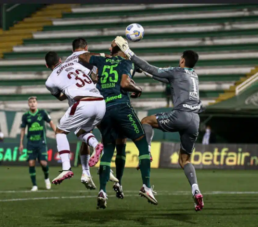 chape-se-isola-em-recorde-negativo-no-brasileirao-e-parece-fadada-a-serie-b-Futebol-Latino-08-09
