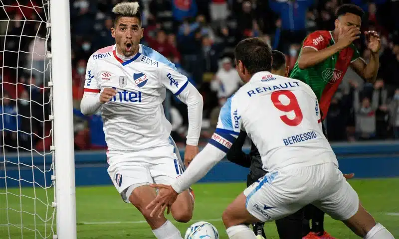 campeonato-uruguaio-nacional-cola-no-penarol-em-parte-alta-da-tabela-Futebol-Latino-18-10