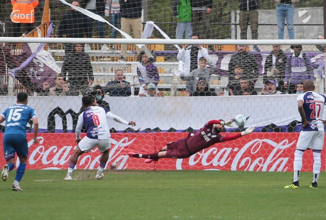 goleiro-com-passagem-pelo-brasil-comemora-nova-fase-no-nacional-Futebol-Latino-11-10