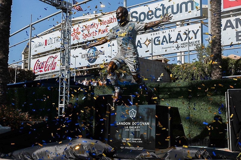 idolo-do-los-angeles-galaxy-e-homenageado-com-estatua-Futebol-Latino-04-10