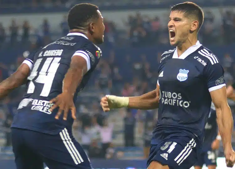 no-equador-emelec-e-catolica-seguem-perseguindo-o-del-valle-Futebol-Latino-18-10