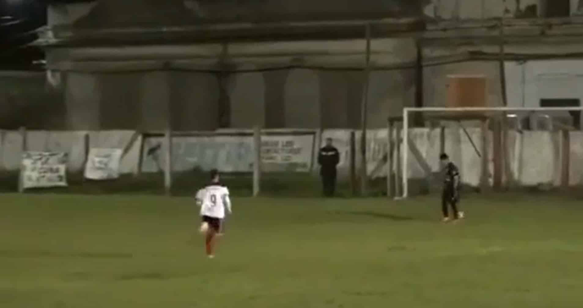 no-uruguai-time-de-loco-abreu-faz-gol-sem-tocar-na-bola-futebol-latino-20-10