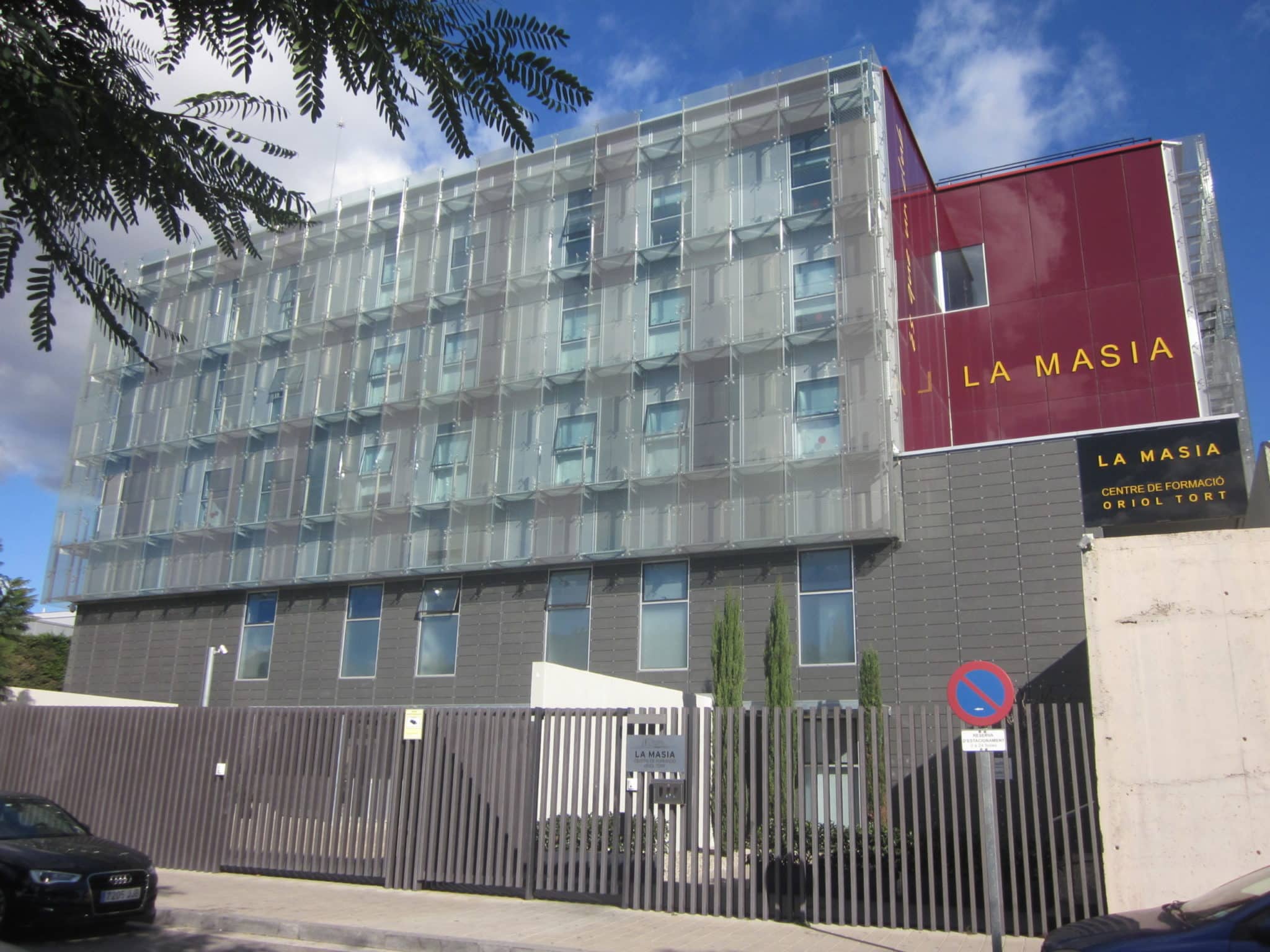 ex-tecnico-da-base-do-barcelona-e-acusado-de-abuso-contra-menores