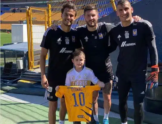 Torcedor mirim do Tigres cumpre sonho de tirar uma foto com Gignac-Futebol-Latino-23-02