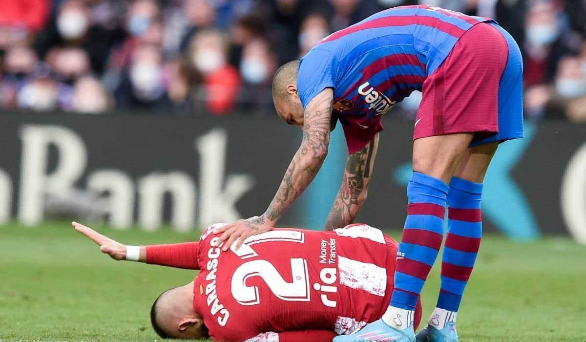 apos-criticas-dani-alves-se-manifesta-sobre-dividida-forte-em-jogo-do-barcelona-Futebol-Latino-10-02