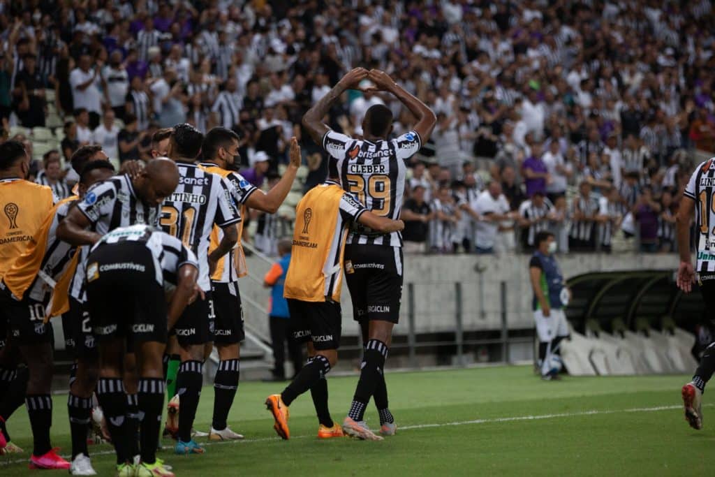 Cléber comemorando gol do Ceará