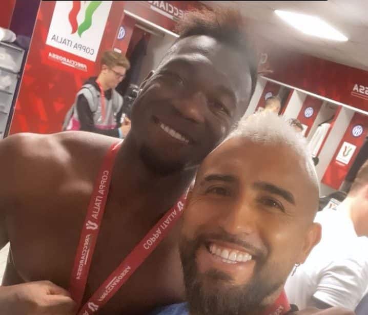 Arturo Vidal e Felipe Caicedo comemorando o título da Copa da Itália pela Inter de Milão