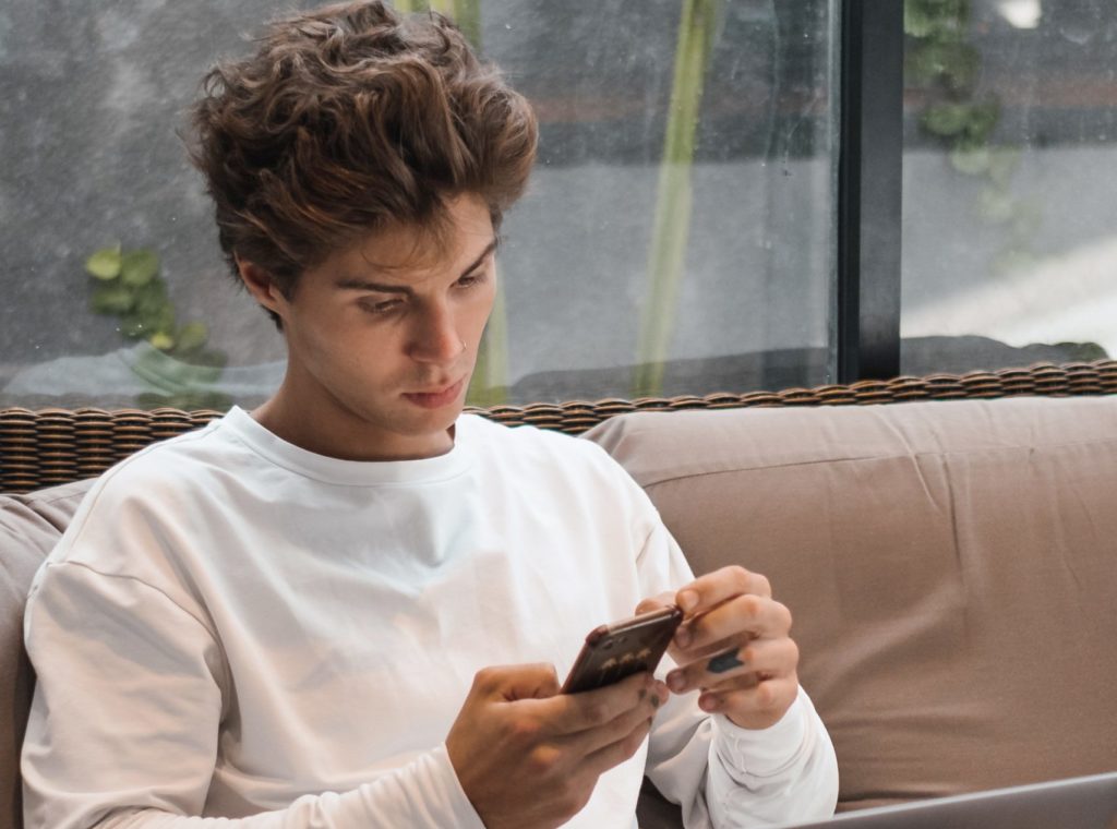 Como se cadastrar em um site de apostas_Foto_Pexels_ROMAN ODINTSOV_01