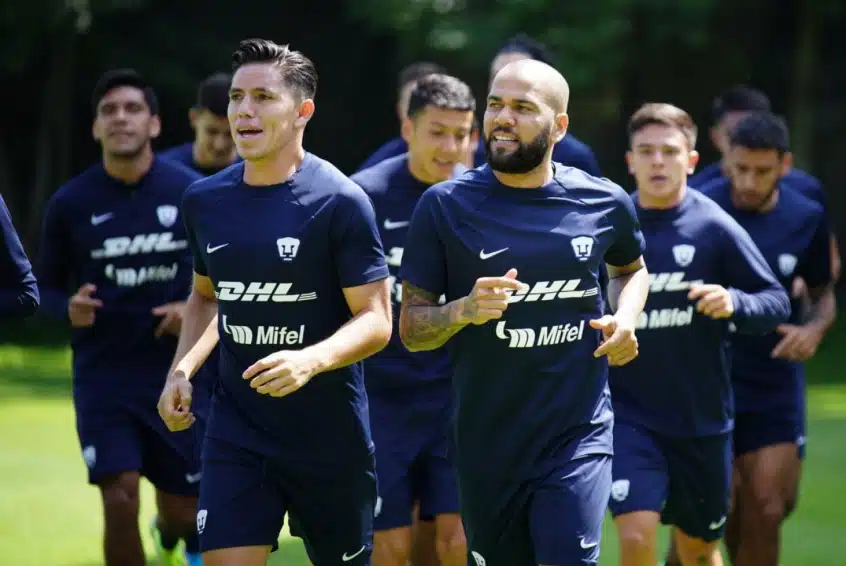 no-pumas-companheiros-de-daniel-alves-saem-em-sua-defesa-Futebol-Latino-18-08