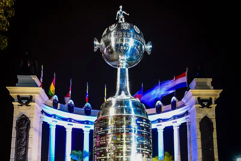 o-embarque-de-flamengo-e-athletico-para-a-final-da-libertadores-Futebol-Latino-26-10