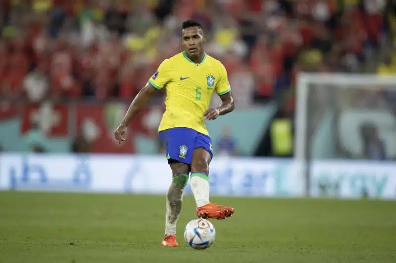 alex-sandro-se-torna-mais-uma-baixa-na-selecao-brasileira-Futebol-Latino-29-11