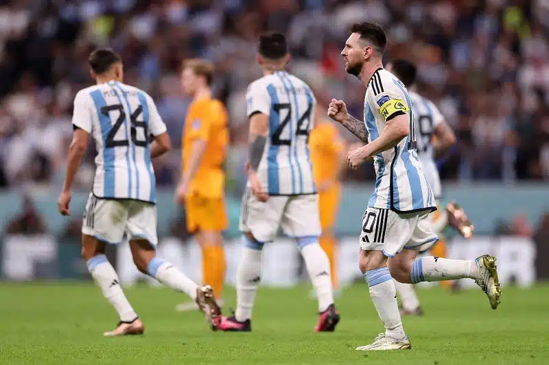 apesar-da-classificacao-messi-faz-critica-pesada-a-arbitragem-Futebol-Latino-09-12