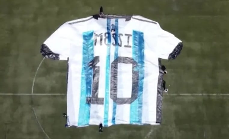 messi-e-homenageado-com-camisa-gigante-na-colombia-Futebol-Latino