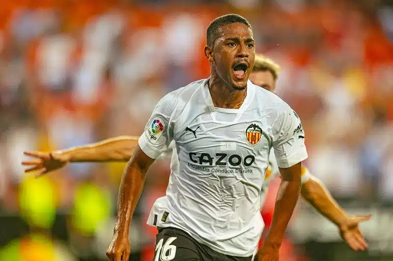 no-valencia-samuel-lino-destaca-necessidade-de-mentalidade-rapida-Futebol-Latino-20-12