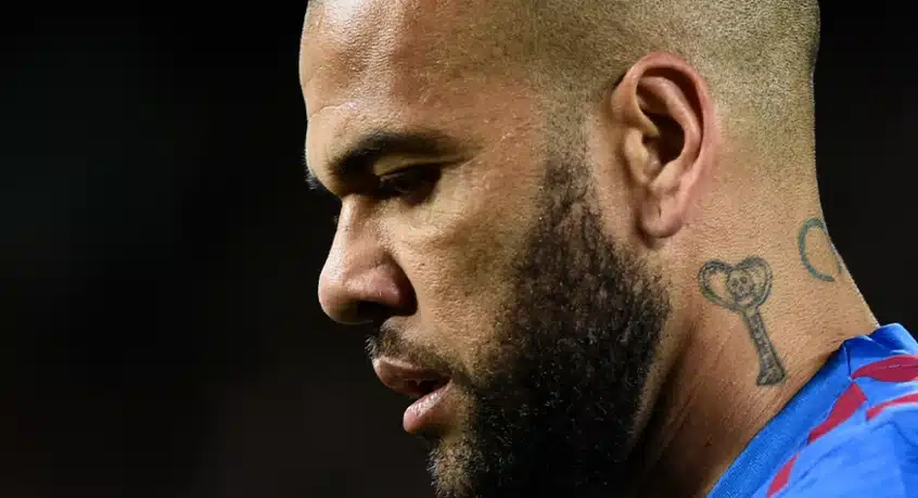 daniel-alves-estaria-dividindo-cela-na-espanha-com-outro-brasileiro-Futebol-Latino