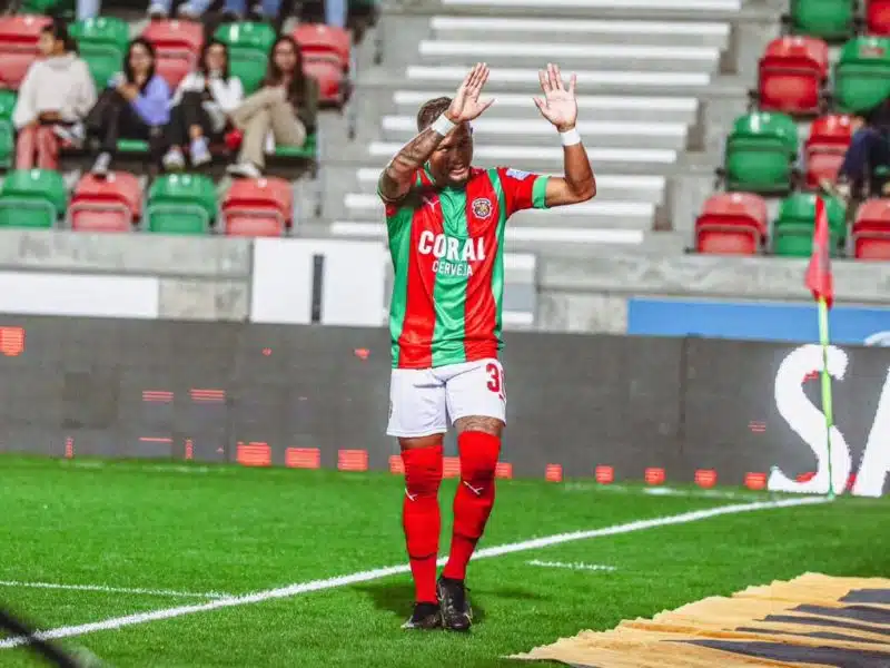 leo-pereira-estreia-no-maritimo-e-recebe-elogios-em-portugal-Futebol-Latino-Lance