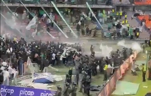 na-colombia-partida-e-adiada-por-briga-entre-torcedores-e-policia-Futebol-Latino