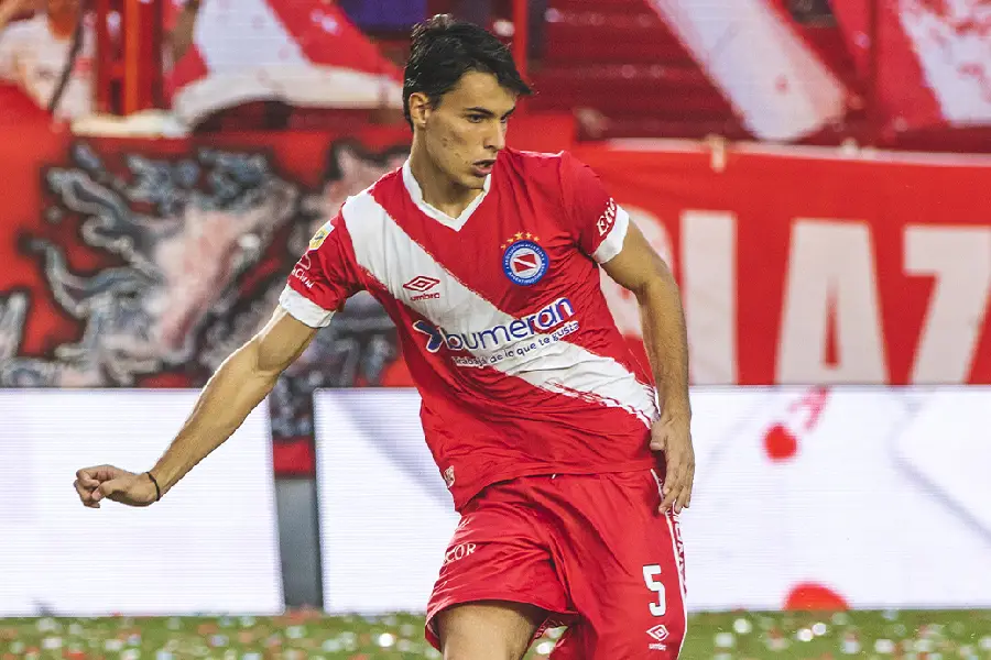 Federico Redondo segue os passos do pai e herda a camisa cinco do Argentinos Jrs (@AAAJoficial/Divulgação)