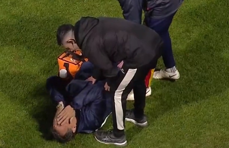 medico-na-argentina-se-machuca-antes-de-atender-jogador-lesionado-Futebol-Latino