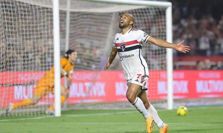 Lucas Moura em ação no São Paulo