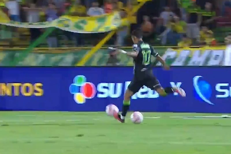 gandula-interfere-reta-final-de-partida-na-colombia-Futebol-Latino
