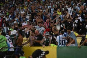 briga-entre-torcedores-e-policia-ocorre-antes-de-brasil-x-argentina-futebol-latino