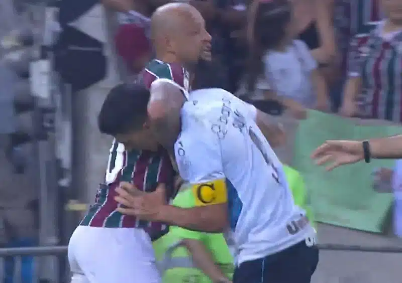 felipe-melo-e-suarez-se-envolvem-em-briga-durante-fluminense-x-gremio-futebol-latino