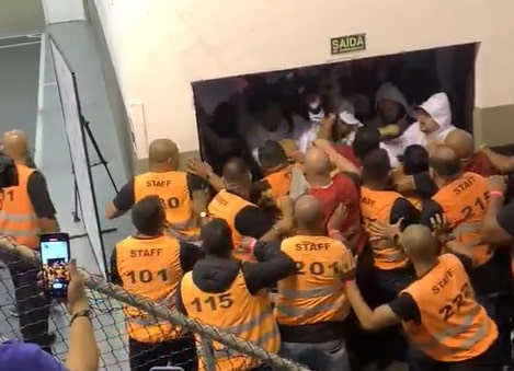torcedores-tentam-invadir-area-da-eleicao-presidencial-no-santos-futebol-latino