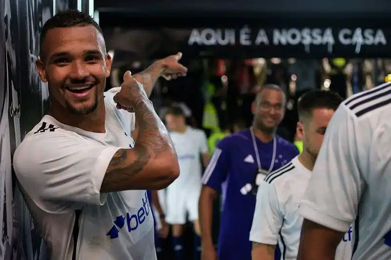 ze-ivaldo-e-esposa-provocam-atletico-mg-apos-o-classico-futebol-latino-04-02