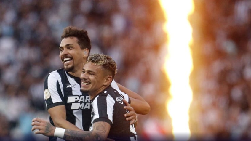Eduardo e Tiquinho Soares estarão em campo diante do Bragantino, nesta quarta (6), em retorno do Botafogo na Libertadores.