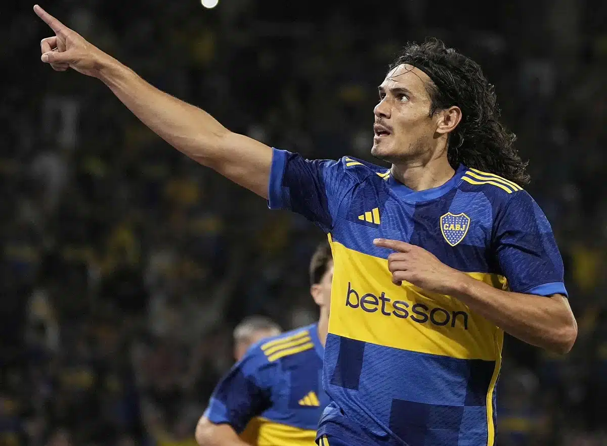 cavani-marca-golaco-em-classificacao-do-boca-juniors-futebol-latino-24-03